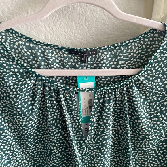 NWT dark green v-neck blouse with long sleeves. - Picture 3 of 8